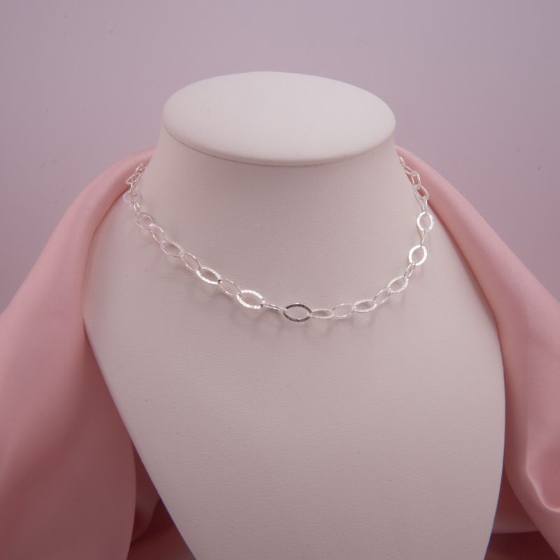 Strukturierte Gliederkette Elayne – flaches Design mit besonderem Lichtspiel auf Schmuckbüste